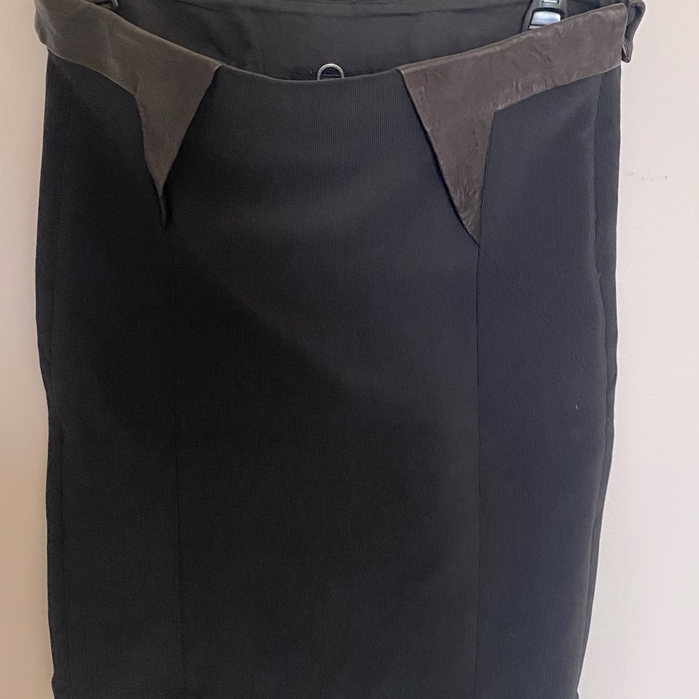stretch skirt with leather details. Size S. US 4
